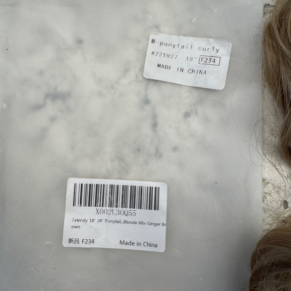 Curly ponytail hair extensions. 18' inches long has a blond mix color - Picture 5 of 9